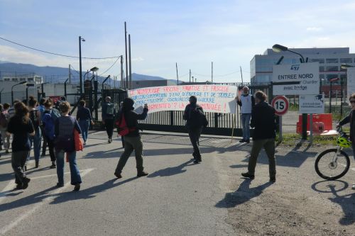 Bernin, March 2025. The banner reads: Digital fascinates, enhances fanaticism and makes fascism / Overconsumption of water, energy and soil / Extractivism, colonialism and war. Augmented life? Diminished life! Connecting the dots behind the slogan of chip producer STMicro (Augmented life!), protesters critically consider the implications of ongoing digitization.